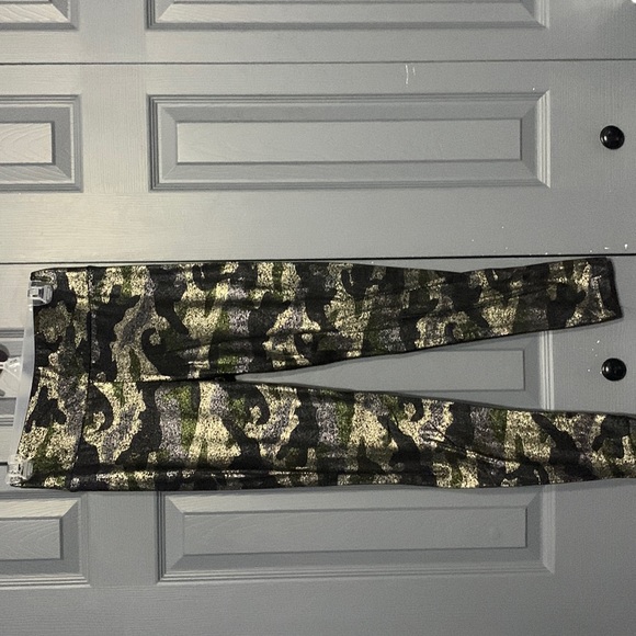 No Boundaries Pants - Metallic Camo Print. Size Small A31